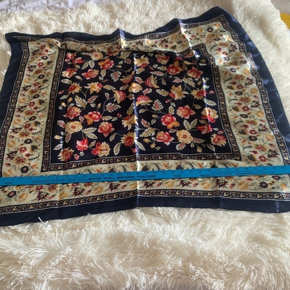 Gorgeous Pure Silk Big‎ Scarf - Picture 3 of 8